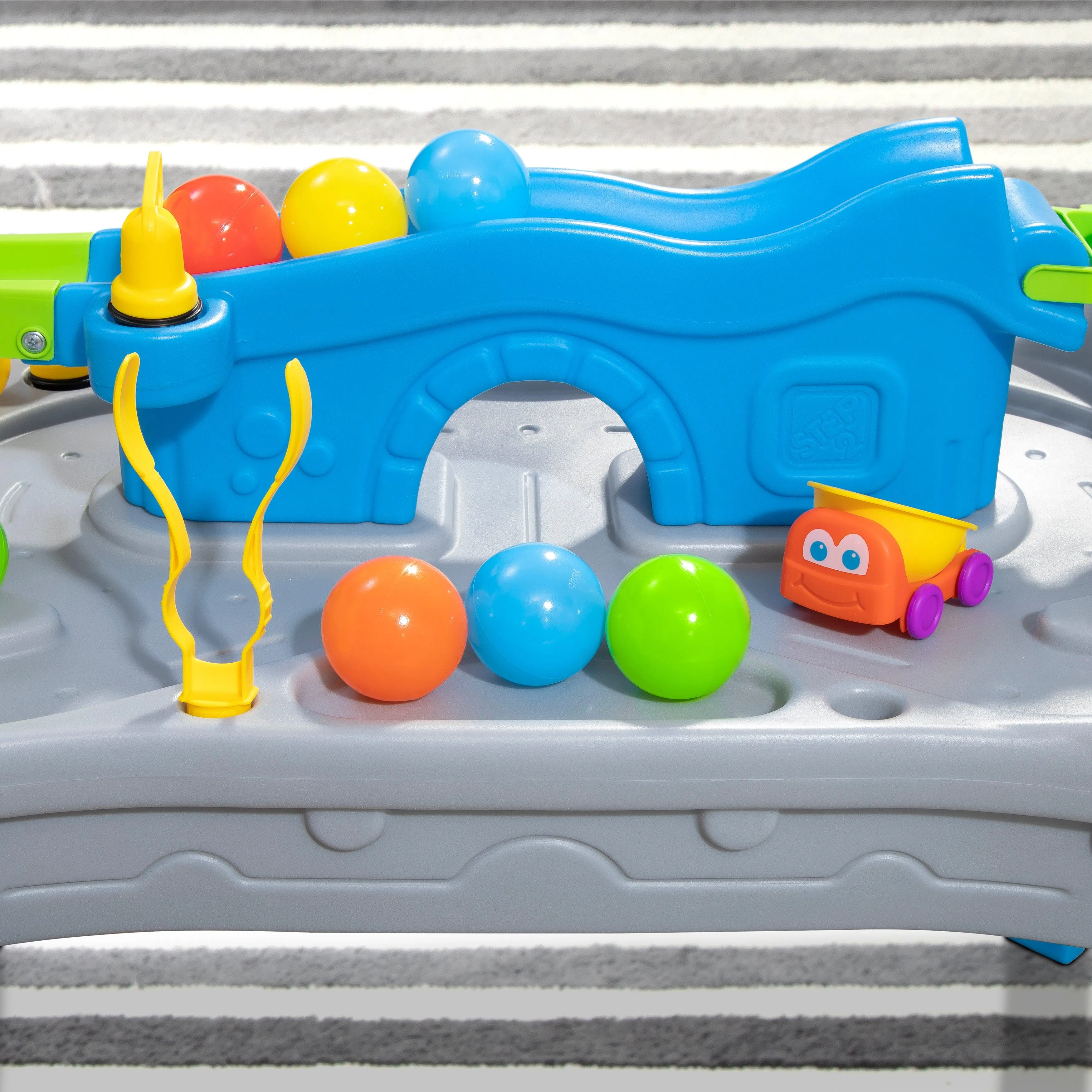 Step2 Ball Buddies Truckin' & Rollin' Play Table STEM & Ball Toy with 12 Accessory Toys for Toddlers